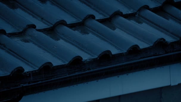 夜の屋根の上で雨 — ストック動画