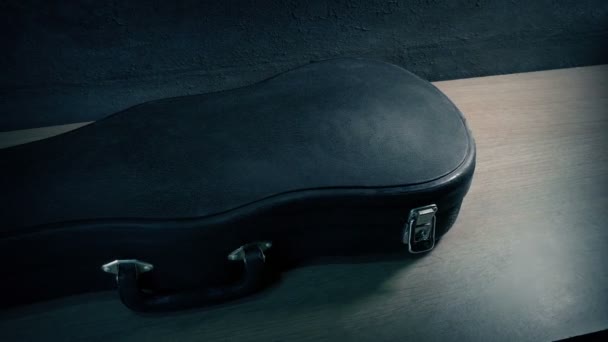 内装枪的间谍开膛小提箱 — 图库视频影像