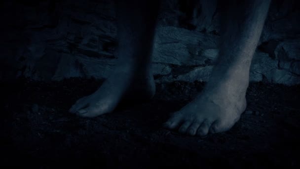 暗闇の中で刑務所の周りを歩く囚人 — ストック動画