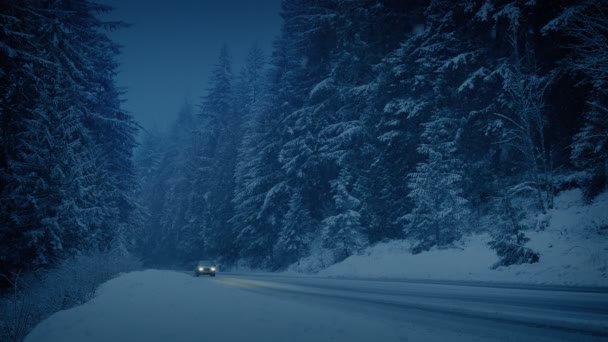 Автомобіль Вантажівка Минулому Сніговій Гірській Дорозі Темряві — стокове відео