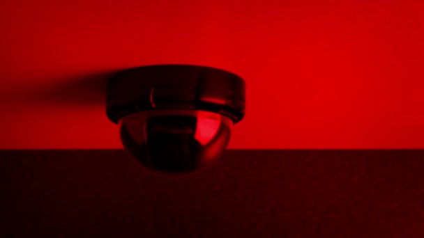 央视台在红色安全灯下的顶棚 — 图库视频影像