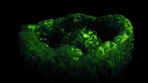 Тонкая Зеленая Инопланетянка Передвигается Гнезде — стоковое видео