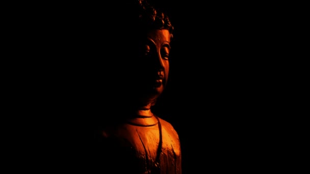 Χρυσό Άγαλμα Του Βούδα Στο Φως Της Φωτιάς — Αρχείο Βίντεο