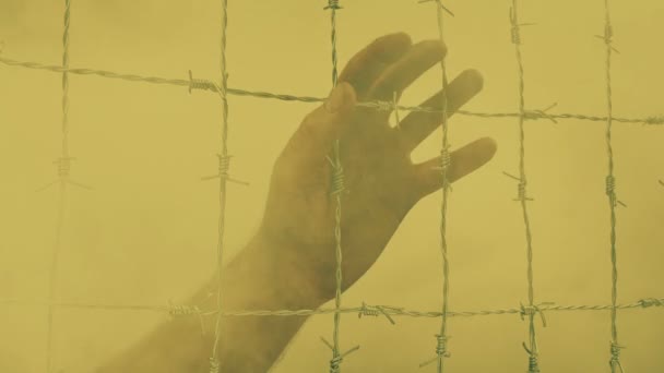 Χέρι Στη Φυλακή Fence Στον Τοξικό Καπνό Χημικά Όπλα — Αρχείο Βίντεο