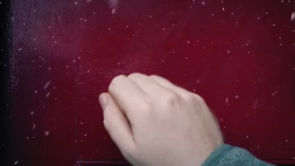 Χιόνι Πέφτει Στον Άνθρωπο Χτυπώντας Πόρτα Χειμερινή Σκηνή — Αρχείο Βίντεο