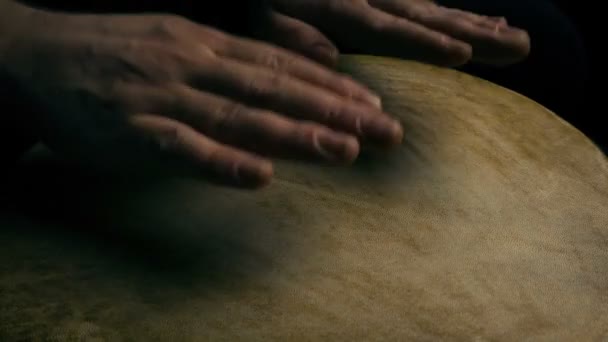 手在传统的旧鼓上打鼓 — 图库视频影像