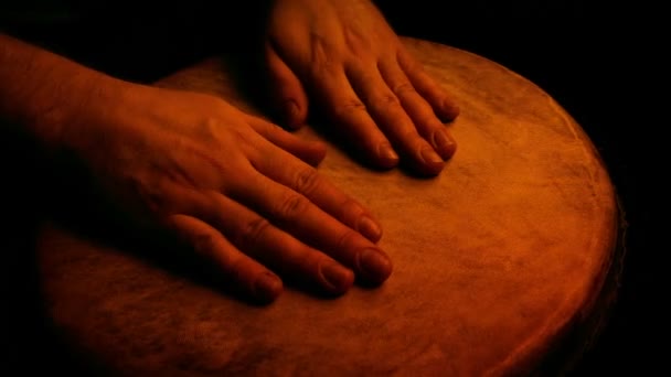 Handen Drummen Vuur Gloeien — Stockvideo
