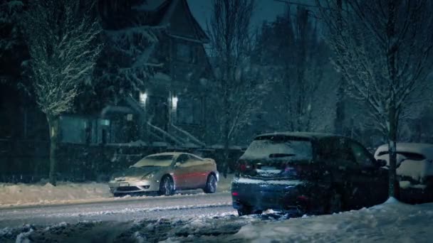 Autos Fahren Blizzard City Durch Vorstädte — Stockvideo