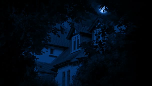 Casa Con Luna Por Encima Tarde Noche — Vídeos de Stock