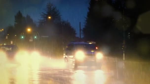 夜晚繁忙的城市路上的雨打相机 — 图库视频影像