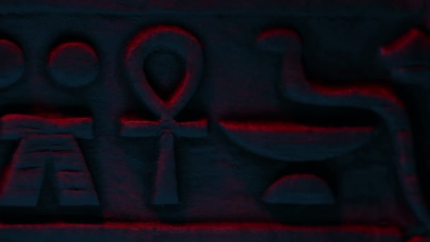 Ankh Και Σύμβολα Φίδι Είναι Lit Στο Παλιό Τοίχο — Αρχείο Βίντεο