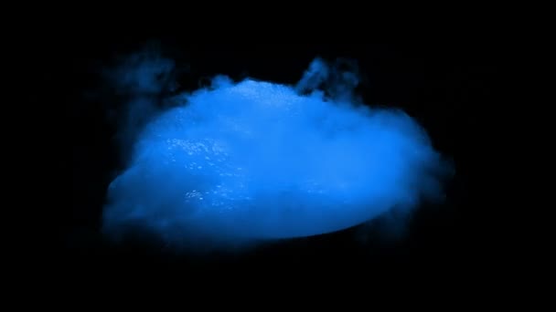 黑色组合物上分离的蓝色液体囊泡 — 图库视频影像
