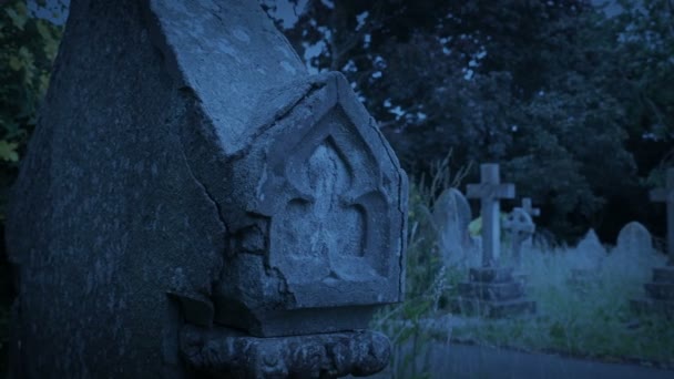 Detalhe Gravestone Cemitério Noite Ventosa — Vídeo de Stock
