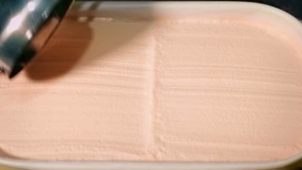 Παγωτό Ροδάκινο Είναι Scooped Από Tub — Αρχείο Βίντεο