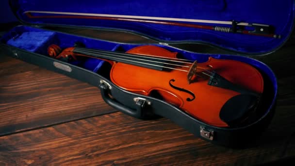 看着桌上的小提琴 — 图库视频影像