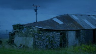Ülkedeki eski yıkık dökük çiftlik binası