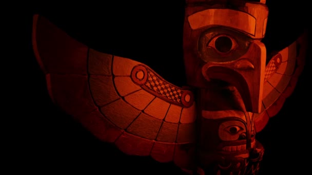 Passando Por Totem Nativo Americano Pólo Brilho Fogo — Vídeo de Stock