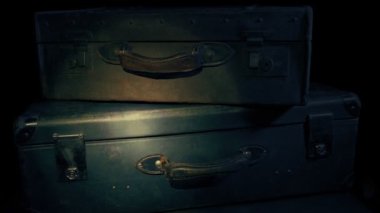 El feneri valizlerin üzerinde parlıyor