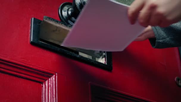 Briefe Die Tagsüber Durch Den Briefkasten Geschickt Werden — Stockvideo