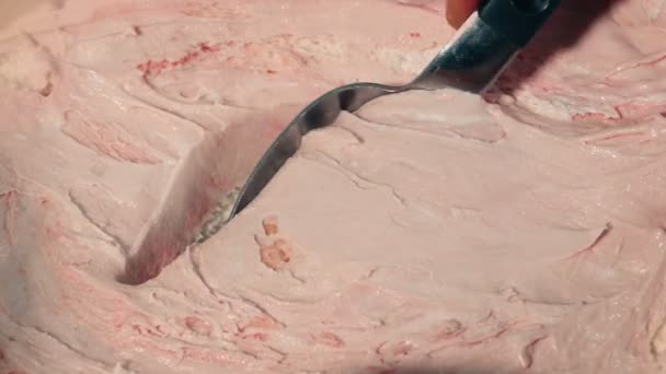 柔らかいイチゴのデザートがすくい取られます — ストック動画