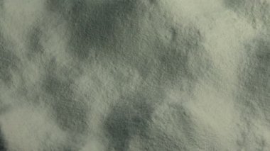 Pişirilen unu yavaşça döndür