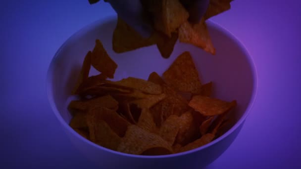 Filmabend Essen Nacho Chips Nahaufnahme — Stockvideo