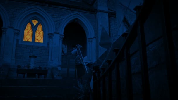 Bunting Solapas Brisa Por Iglesia Noche — Vídeos de Stock