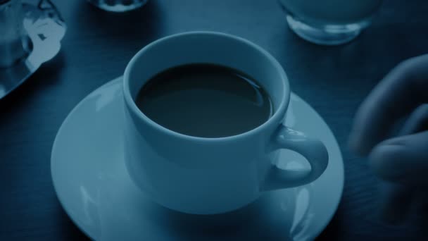 暗闇の中でコーヒーカップがピックアップされます — ストック動画