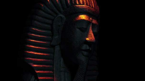 Αιγυπτιακή Φιγούρα Βασιλιά Στο Φως Της Φωτιάς — Αρχείο Βίντεο