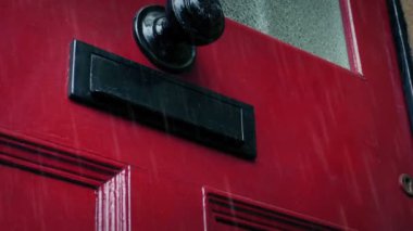 Adam Yağmurda Mektup Yolluyor