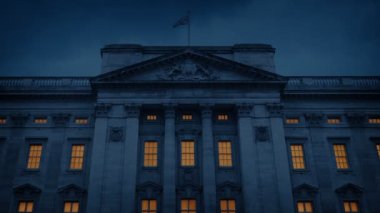 Akşam ışıkları açık Buckingham Sarayı