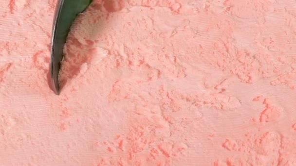 スプーンで桃の風味のアイスクリームをすくう人 — ストック動画