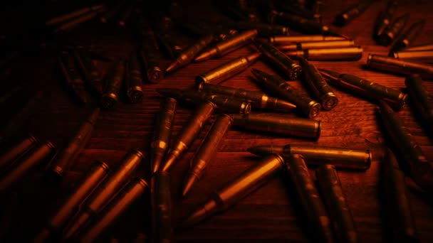 火光中桌上的子弹 — 图库视频影像