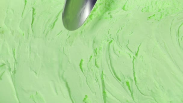 Green Mint Ice Cream Wordt Opgeklopt — Stockvideo