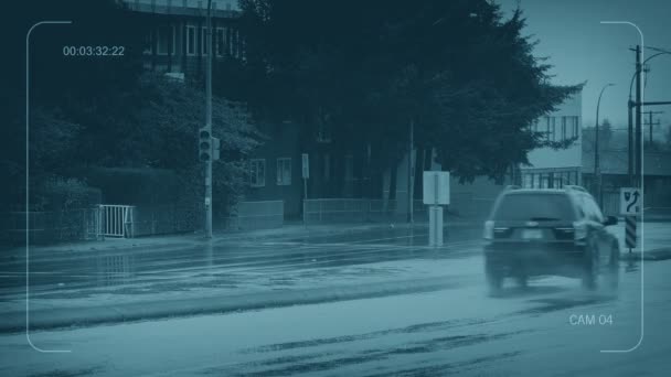 Yağmur Şehri Sahnesinde Yoldan Geçen Cctv Arabaları — Stok video