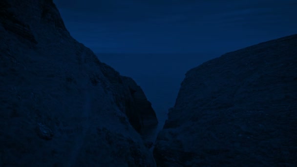 Stijgen Omhoog Buurt Van Kliffen Zee Nachts — Stockvideo