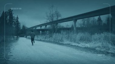 CCTV adamı otoyolun yakınında koşuyor, şüpheli, kurban, suç konsepti