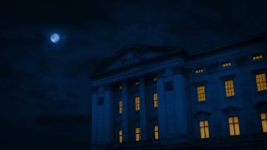 Ayın üstünde Işıkları Olan Konak