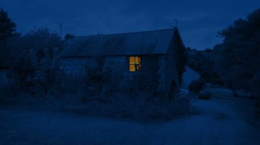 Kırsal alanda Şafak Işığı Açık Bina