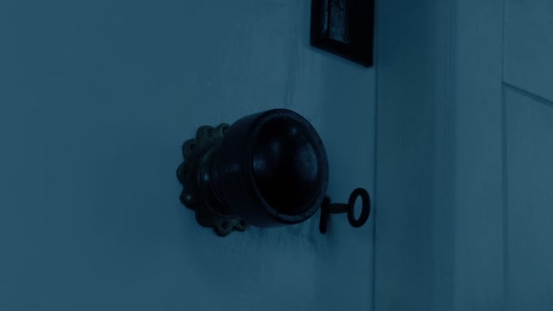 暗い家の中でドアが開いたり閉じたりグリーンスクリーンのカットアウト — ストック動画