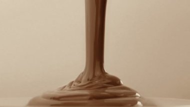 Kahverengi Boya Sanat İçin Dökülüyor