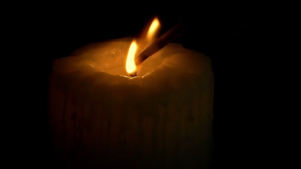 Osvětlení Velké Svíčky Tmě Sfoukne — Stock video