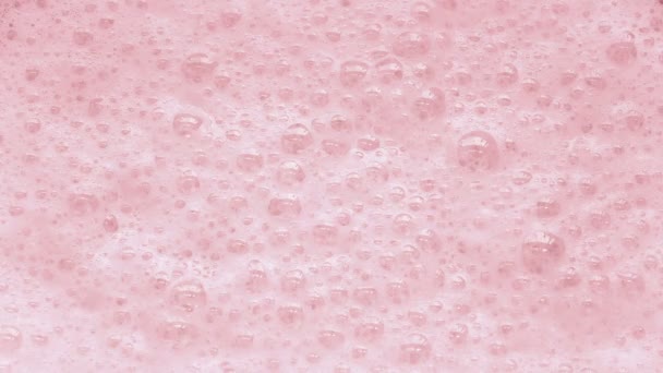 草莓奶昔泡泡爆裂成团 — 图库视频影像