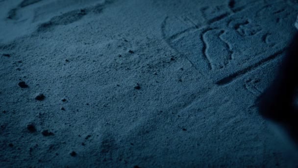 Borste Rensar Sand Från Egyptiska Sniderier Mörkt Tempel — Stockvideo