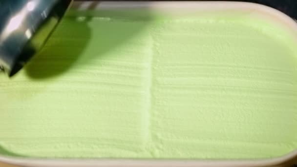 ミントグリーンのアイスクリームはチューブからすくい取られます — ストック動画