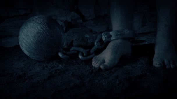 Средневековый Заключенный Прикованный Цепями Темноте — стоковое видео