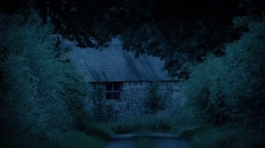 Akşamları tipik bir çiftlik evi binası.