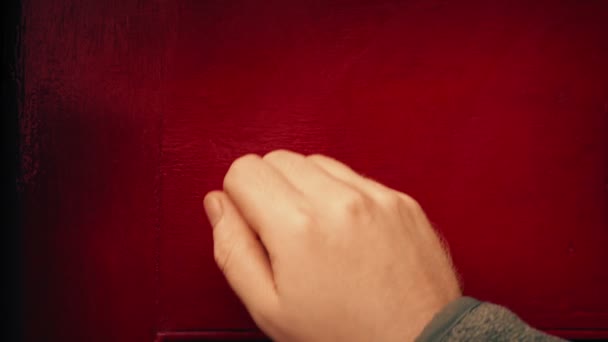 Χέρι Χτυπά Στην Κόκκινη Πόρτα Closeup — Αρχείο Βίντεο
