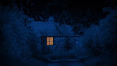 Kırsalda geceleri ışık açık olan bir ev.