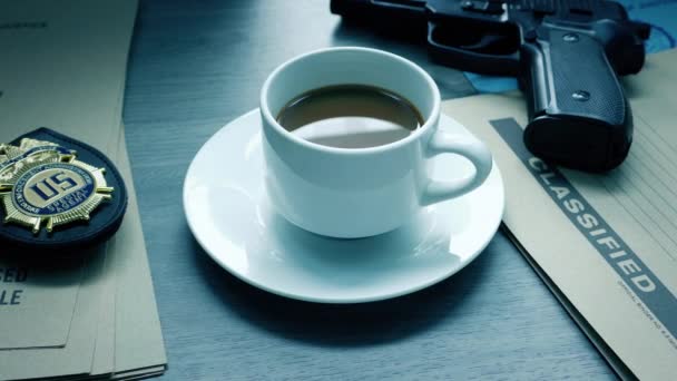 Egy Csésze Kávé Asztalon Aktákkal Fegyverekkel — Stock videók